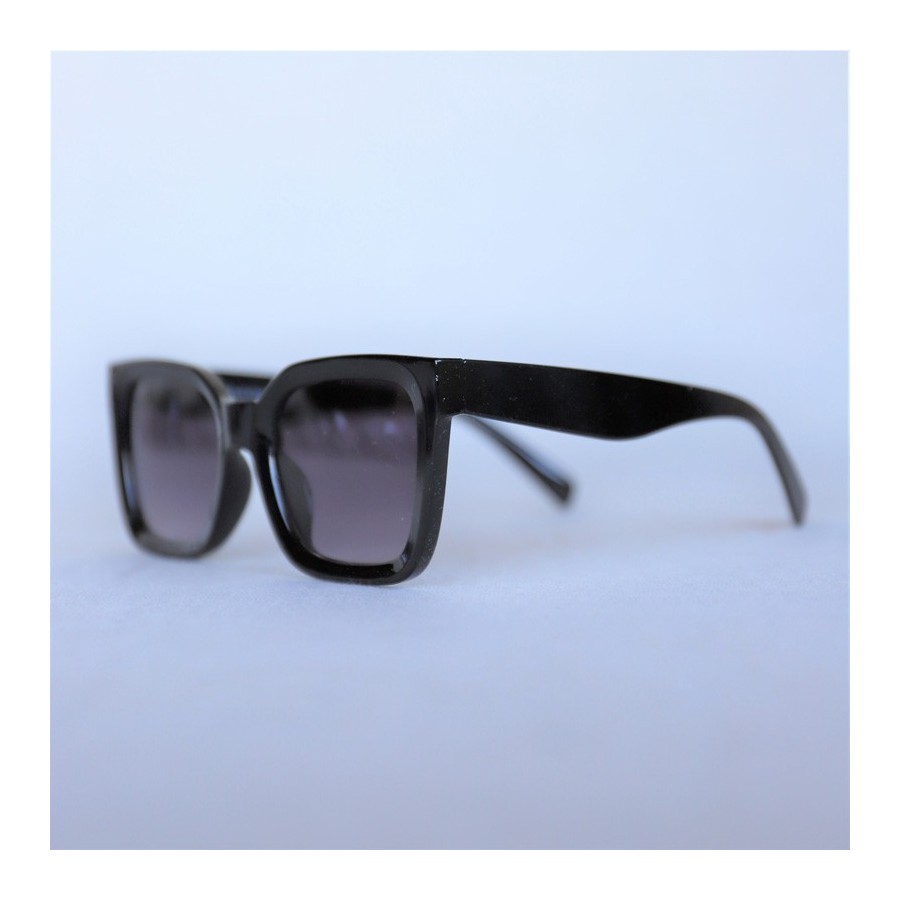 Schwarze Butterfly-Sonnenbrille mit dunklen Gläsern, 80er